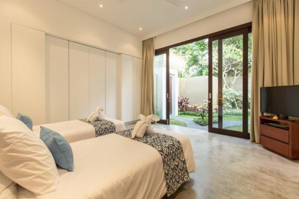 Twin Bedroom Overlooking The Green Garden