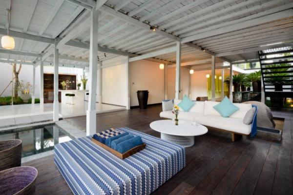 Living Area Overlooking The Pool