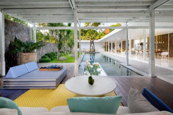 Open Living Room Style Overlooking The Pool