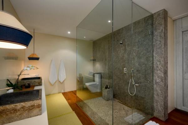 Deluxe Bathroom