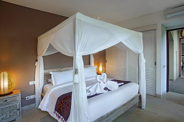 Bedroom 2 Canopied Beds In Soft Brown Painted Room