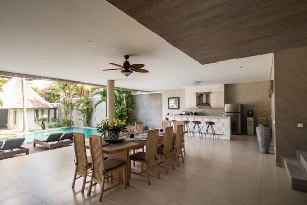 Dining Overlooking To The Pool