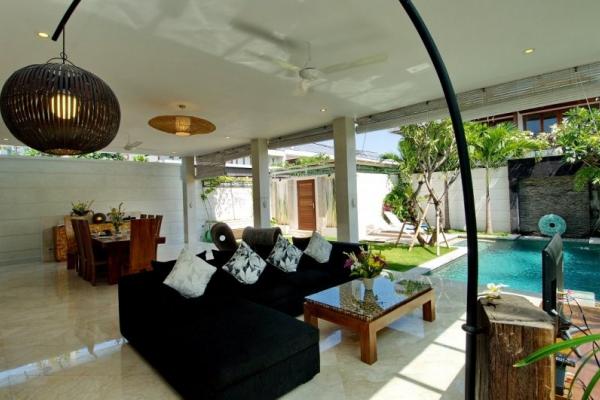 Open Style Living Area Overlooking The Pool