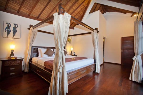 Wooden Floor Bedroom And Canopy Bed