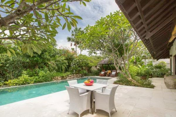 Open Air Dining Area At Poolside