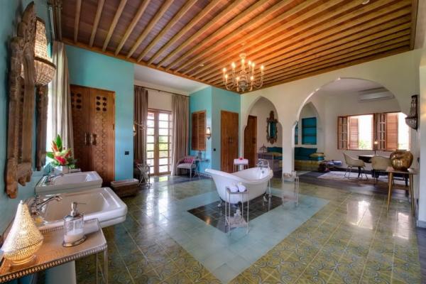 Large Bathroom With Twin Wastafel Bathtub And AC