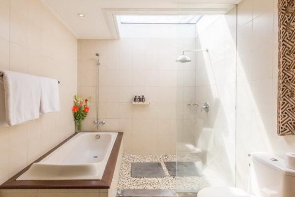 Bathroom 1 Indoor Style With Bathtub And Rain Shower