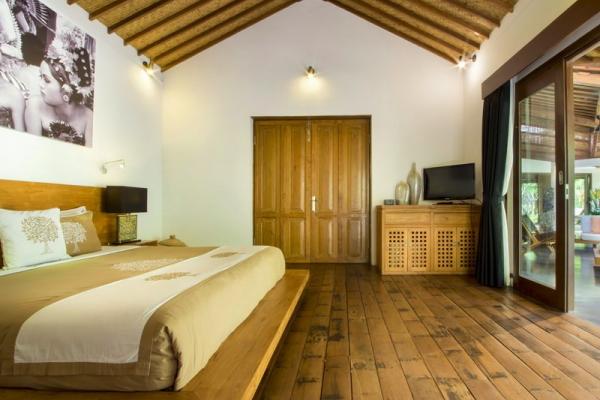 Master Bedroom With Wooden Style