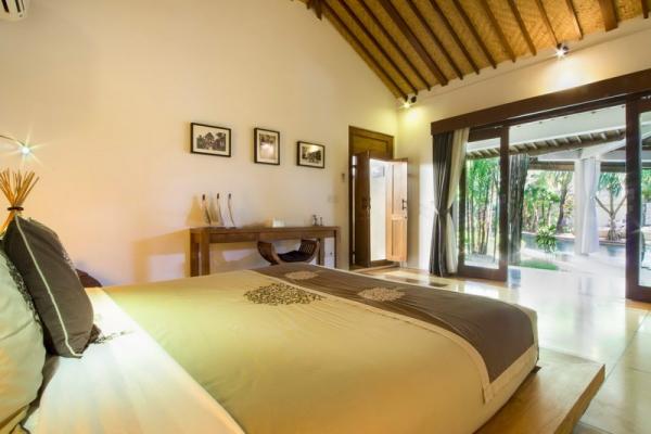 Master Bedroom Overlooking The Pool