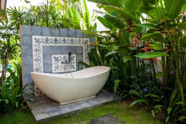 Outdoor Bathtub